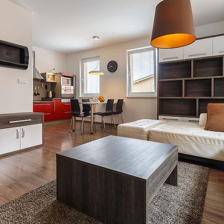 קרלובי וארי Modern Apartment With 2 Bedrooms מראה חיצוני תמונה
