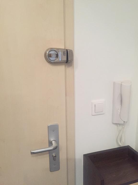 קרלובי וארי Modern Apartment With 2 Bedrooms מראה חיצוני תמונה
