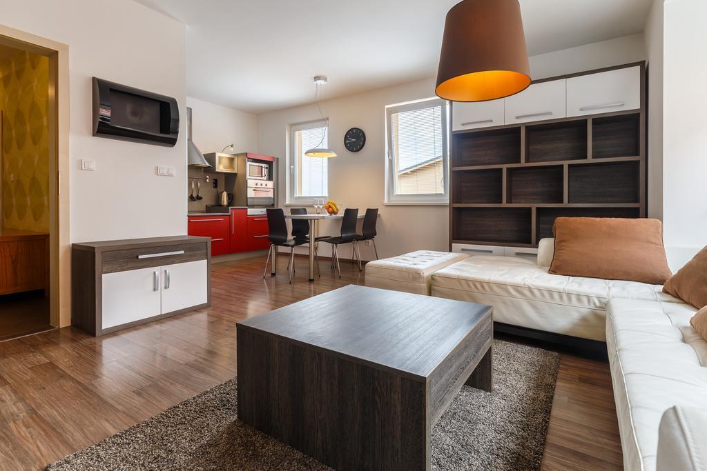 קרלובי וארי Modern Apartment With 2 Bedrooms מראה חיצוני תמונה