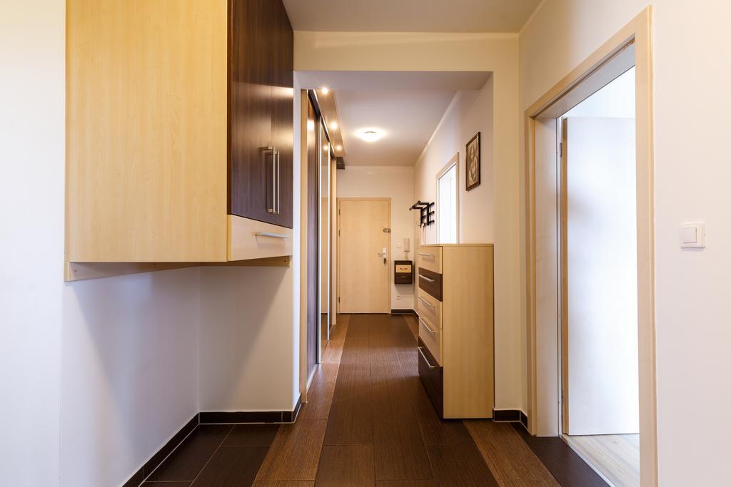 קרלובי וארי Modern Apartment With 2 Bedrooms מראה חיצוני תמונה