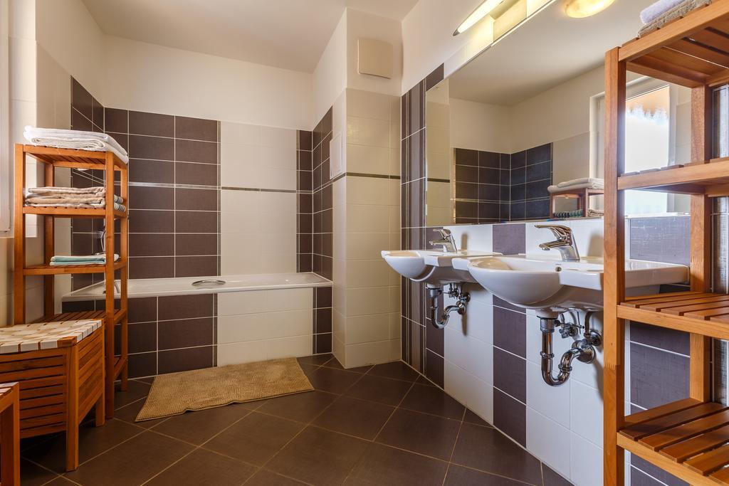 קרלובי וארי Modern Apartment With 2 Bedrooms מראה חיצוני תמונה