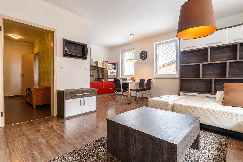 קרלובי וארי Modern Apartment With 2 Bedrooms מראה חיצוני תמונה