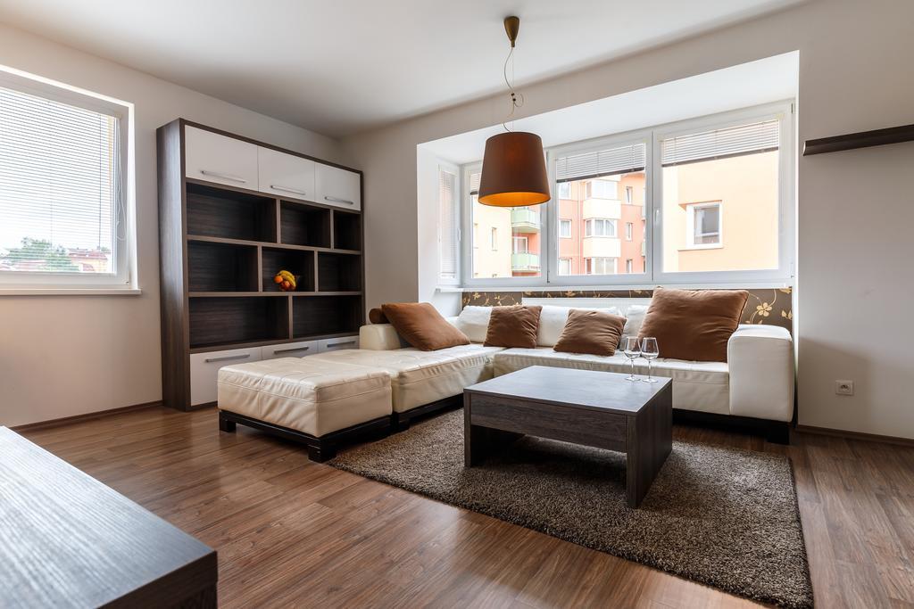 קרלובי וארי Modern Apartment With 2 Bedrooms מראה חיצוני תמונה